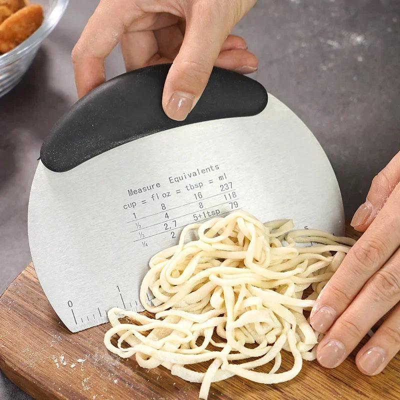 coupe-pâte, grattoir à pâtisserie